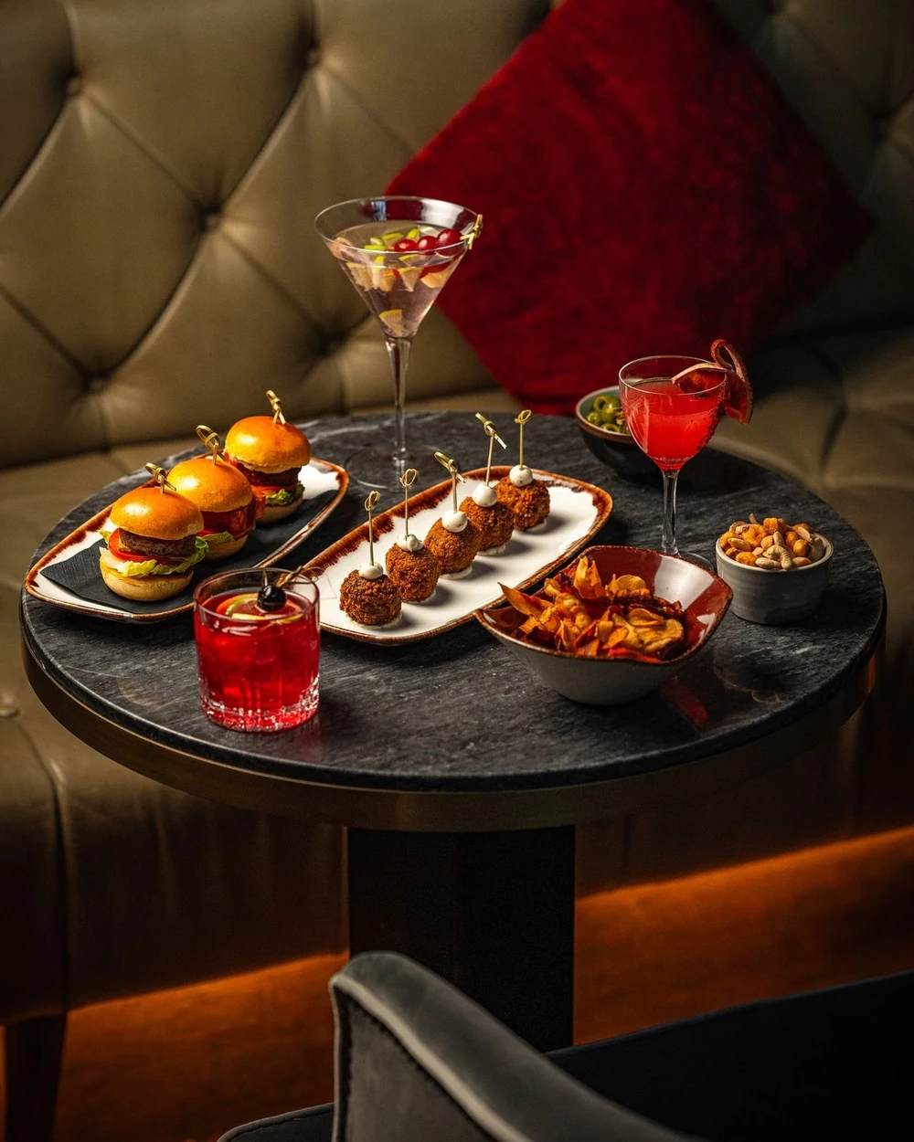 Mesa con bocados para compartir y coctelería